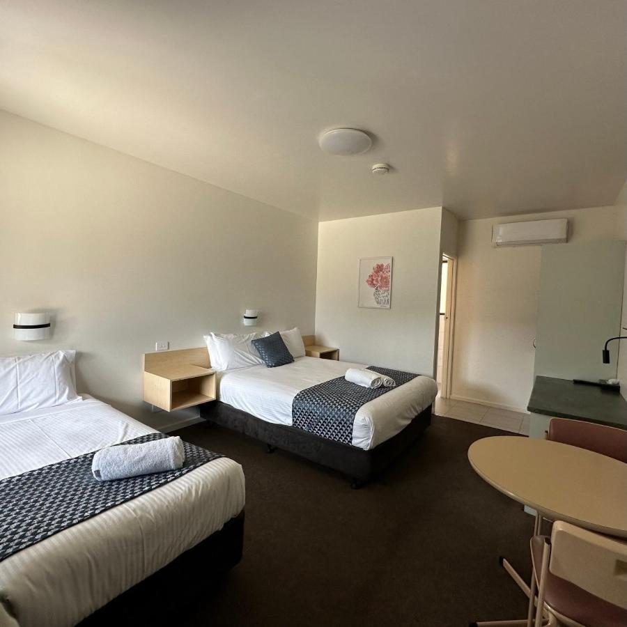 Shepparton Motor Inn Tudor House Motel Exterior photo